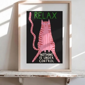 Puede incluir: Una lámina enmarcada que muestra un gato rosa con rayas rojas sobre un fondo negro. El texto en la parte superior dice RELAX en verde, y el texto en la parte inferior dice NOTHING IS UNDER CONTROL en blanco. El marco es de madera clara.