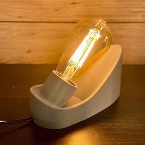 Lampe de table, Design industriel base courbée, ampoule Edison, lumière ambre vintage, lampe de chevet chambre, lampe de bureau – Cōve