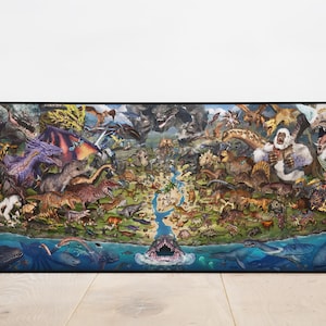 Può includere: Un'opera d'arte incorniciata con un'illustrazione vibrante e dettagliata di vari dinosauri, creature mitiche e animali preistorici. L'opera presenta una vasta gamma di creature in un ambiente paesaggistico, con un oceano blu nella parte inferiore.