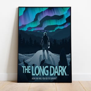 Puede incluir: Póster enmarcado que muestra a una persona frente a la aurora boreal. El póster presenta el texto "THE LONG DARK" y el lema "HOW FAR WILL YOU GO TO SURVIVE?". La imagen está dominada por tonos oscuros y fríos.
