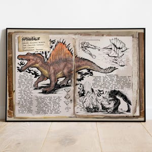 Può includere: Stampa incorniciata con un'illustrazione di Spinosauro su un libro aperto in stile vintage. Il dinosauro è raffigurato in tonalità marroni, arancioni e gialle, con schizzi dettagliati e testo scritto a mano. L'opera d'arte ha un aspetto invecchiato e strutturato.