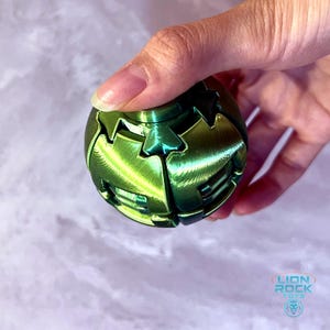 Grüne Drehkugel, 3D-gedrucktes, rotierendes Spielzeug, entspannendes Schreibtischspielzeug, Stressabbau-Spinner, Geschenk für Anime-Fans und Gamer