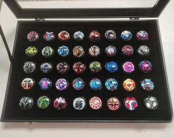 Ensemble de breloques magnétiques Hollow Knight - Collection complète avec cadre de présentation, badges de jeu peints à la main en 3D, décoration murale manteau de chevalier et boîte cadeau