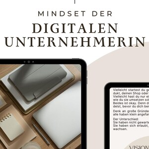 Könnte beinhalten: Zwei digitale Tablets zeigen Text, eines mit "MINDSET DER DIGITALEN UNTERNEHMERIN" und einem Laptop, Notizblock und Stift. Das andere zeigt Text über Vision und Wachstum. Die Szene spielt sich auf einer Holzoberfläche ab.