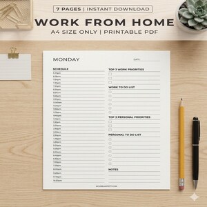 Peut inclure: Un planificateur PDF imprimable blanc pour le travail à domicile, avec le texte "WORK FROM HOME" en haut. Le planificateur comprend des sections pour l'emploi du temps, les priorités et les notes. Un crayon et un stylo sont à droite. Le planificateur est sur une surface en bois.