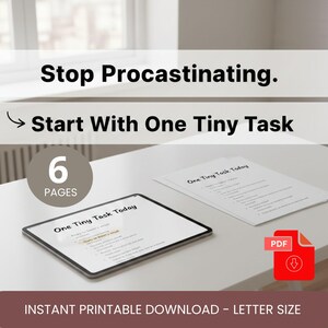 Può includere: Un tablet digitale e un foglio di carta stampato con il testo "One Tiny Task Today" su una superficie bianca. L'immagine include anche il testo "Stop Procrastinating. Start With One Tiny Task" e "6 Pages". Un'icona PDF rossa è nell'angolo.