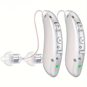 Può includere: Due apparecchi acustici bianchi con tubi auricolari e auricolari. Ogni dispositivo ha un piccolo interruttore con l'etichetta "1", un pulsante contrassegnato "M" e un interruttore con le posizioni "O" e "N". Una luce verde è accesa su ogni dispositivo.