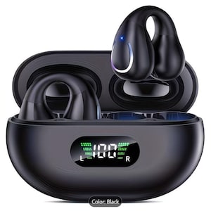 Könnte beinhalten: Schwarze kabellose Ohrhörer mit Ladecase. Die Ohrhörer haben ein einzigartiges Over-Ear-Design. Das Ladecase verfügt über ein digitales Display, das den Akkustand anzeigt. Der Text "Color: Black" befindet sich unten im Bild.