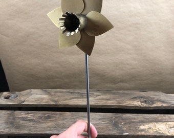 Narciso de acero metálico: regalo para el Día de la Madre
