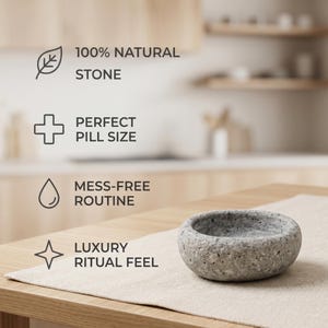 Puede incluir: Un mortero y una maja de piedra gris sobre una mesa de madera. El texto de la imagen dice: "100% NATURAL STONE", "PERFECT PILL SIZE", "MESS-FREE ROUTINE" y "LUXURY RITUAL FEEL".