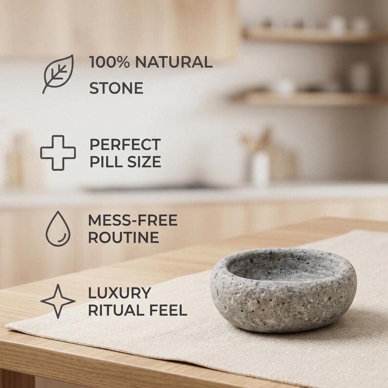 Puede incluir: Un mortero y una maja de piedra gris sobre una mesa de madera. El texto de la imagen dice: "100% NATURAL STONE", "PERFECT PILL SIZE", "MESS-FREE ROUTINE" y "LUXURY RITUAL FEEL".