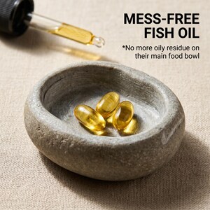 Puede incluir: Primer plano de tres c&aacute;psulas amarillas de aceite de pescado en un cuenco de piedra gris. Un cuentagotas con l&iacute;quido amarillo est&aacute; encima del cuenco. El texto dice "MESS-FREE FISH OIL" y "*No more oily residue on their main food bowl."