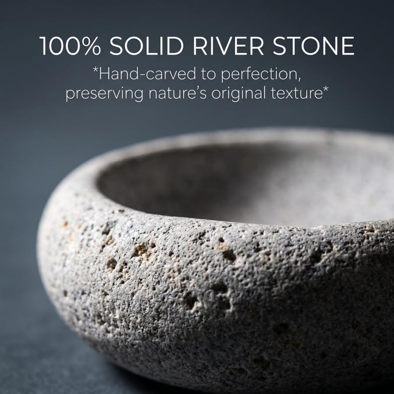 Puede incluir: Un cuenco de piedra de r&iacute;o gris y maciza con una superficie rugosa y texturizada. El cuenco est&aacute; tallado a mano y tiene forma circular. El texto "100% SOLID RIVER STONE" est&aacute; en la parte superior de la imagen.