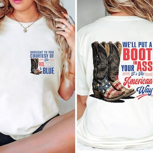 Puede incluir: Una camiseta blanca con un pequeño gráfico en el pecho que muestra botas vaqueras y el texto BROUGHT TO YOU COURTESY OF THE RED, WHITE & BLUE. La parte trasera muestra botas grandes con patrones de bandera estadounidense y el texto WE'LL PUT A BOOT IN YOUR ASS IT'S THE AMERICAN WAY.