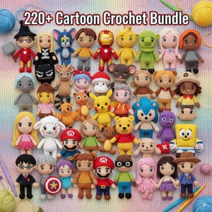 Può includere: Una collezione di bambole all'uncinetto fatte a mano e colorate, raffiguranti vari personaggi dei cartoni animati. Le bambole sono disposte su una superficie a maglia multicolore. L'immagine include il testo "220+ Cartoon Crochet Bundle".