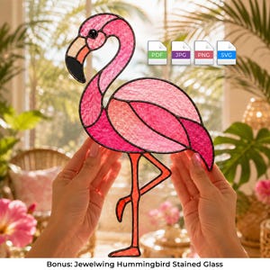 Puede incluir: Un atrapasoles de vidrieras con forma de flamenco, compuesto por paneles de vidrio texturizado en rosa vibrante delineados con metal negro. El diseño incluye un cuello curvo, un pico negro y melocotón, y patas delgadas. Cuatro iconos PDF, JPG, PNG y SVG.