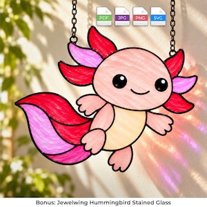 Könnte beinhalten: Ein Buntglas-Suncatcher in Form eines Axolotls mit blassrosa Körper, cremefarbenem Bauch sowie leuchtend roten und rosafarbenen Kiemen und Schwanz. Das Objekt hängt an einer dunklen Metallkette und zeigt vier Dateisymbole für PDF, JPG, PNG und SVG.