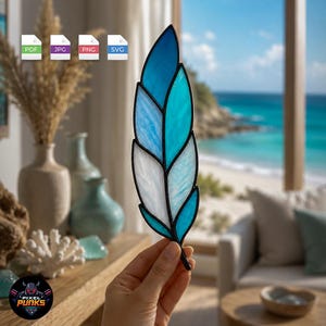 Pode incluir: Um ornamento de pena em vitral com segmentos de vidro azul escuro, turquesa e branco unidos por linhas de metal preto. O design é apresentado como um conjunto de ficheiros digitais incluindo formatos PDF, JPG, PNG e SVG para artesanato.