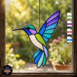 Op de afbeelding: Een kolibrie-zonnevanger van glas-in-lood met levendige paarse, blauwe, groene en witte textuurglazen panelen omlijnd met zwart metaal. De vogel hangt aan een dunne zwarte ketting en bevat digitale bestandspictogrammen voor PDF, JPG, PNG en SVG.