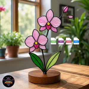 Op de afbeelding: Een glas-in-lood orchidee sculptuur met twee roze bloemen met gele harten en twee groene bladeren, gemonteerd op een ronde houten voet. Rechts zijn vier kleine bestandsformaat iconen zichtbaar met de labels PDF, JPG, PNG en SVG.