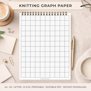 Może przedstawiać: Spiralny notatnik z papierem w kratkę, idealny do projektów dziewiarskich. Papier ma czarną kratkę na białym tle. Tekst "KNITTING GRAPH PAPER" znajduje się na górze. Wymiary: 15,24 x 22,86 cm.