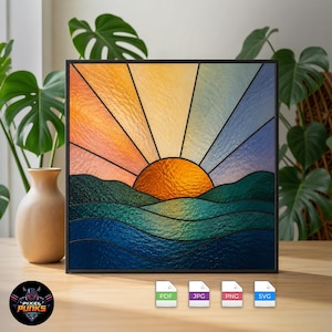 Op de afbeelding: Een vierkant glas-in-lood paneel met een zonsopgang boven heuvels en water. De zon is een getextureerde oranje cirkel met gele, oranje en blauwe stralen. Daaronder vormen donkergroene en blauwe glassegmenten het landschap en het water.