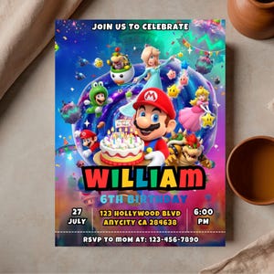 以下が含まれることがあります： マリオなどのキャラクターが登場する、カラフルな誕生日パーティーの招待状。招待状には、大きな赤い文字で「WILLIAM」という名前、日付、時間、場所が記載されています。背景は、漫画のキャラクターと紙吹雪で彩られた活気のあるシーンです。