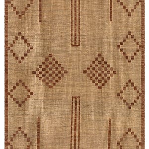 Puede incluir: Una alfombra tejida con un fondo beige y patrones geométricos marrones. El diseño incluye formas de diamante y cuadrado, con líneas verticales y horizontales. Los bordes tienen un borde con flecos. Las letras "RRC" son visibles en las esquinas.
