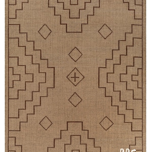 Peut inclure: Un tapis rectangulaire marron avec un motif géométrique marron foncé. Le motif présente des lignes en escalier, des losanges et une forme de croix au centre. Le tapis a une bordure à franges et les lettres "RRC" sont visibles en bas à droite.