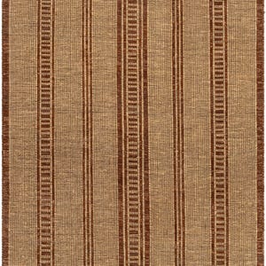 Peut inclure: Tapis rectangulaire tissé avec des rayures verticales marron et beige. Les rayures alternent entre des sections pleines et à motifs. Le tapis a une bordure frangée et une finition texturée, pour la décoration intérieure.