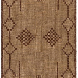Può includere: Un tappeto rettangolare tessuto con sfondo beige e motivi geometrici marrone scuro. Il design include forme a diamante e quadrate, con un bordo sfrangiato. Le lettere "RRC" sono visibili in basso a sinistra.