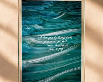 Lámina artística con cita de Rumi: Olas oceánicas color turquesa, alegría profunda