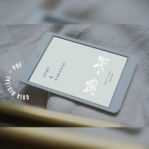 Può includere: Un tablet bianco che mostra testo in spagnolo, tra cui le parole "Lujo" e "Sabanas", con disegni floreali bianchi. Il tablet è su una superficie chiara e strutturata, con le parole "Guia Digital PDF" disposte in cerchio.