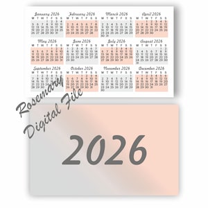 Op de afbeelding: Een digitale kalender voor 2026 in .pdf- en .jpg-formaten, 90 mm x 55 mm groot. De kalender toont een maandelijkse indeling van januari tot december, met het jaar 2026.