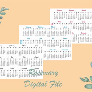 Puede incluir: Archivo digital con tres calendarios de 2026. Cada calendario muestra los meses y las fechas. Las palabras "Rosemary" y "Digital File" están escritas en una fuente de escritura. El fondo es de color naranja claro. La imagen también incluye hojas decorativas.