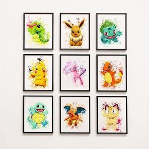 Könnte beinhalten: Neun gerahmte Aquarelldrucke mit verschiedenen Pokémon-Charakteren. Jeder Druck hat einen schwarzen Rahmen und zeigt einen anderen Charakter in leuchtenden Farben, darunter Pikachu, Evoli und Glurak, vor einem weißen Hintergrund. Das Kunstwerk hat einen Farbspritzer-Effekt.