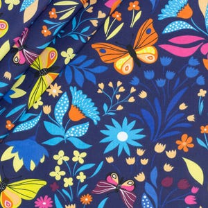 Katoenstof op maat gesneden – vlinders en kleurrijke bloemen op marineblauw, stof met bloemenprint