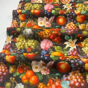 Könnte beinhalten: Dunkler Stoff mit botanischem Druck. Das Design zeigt Trauben, Pfirsiche, Äpfel und Blumen in Rot-, Gelb- und Rosatönen. Der Stoff ist gefaltet und zeigt Schichten des Musters. Ein reichhaltiges, farbenfrohes Design.