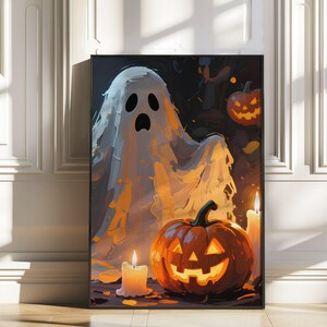 Könnte beinhalten: Ein gerahmter Halloween-Kunstdruck. Das Kunstwerk zeigt einen freundlichen Geist mit einem geschnitzten Kürbis und brennenden Kerzen. Der Geist ist weiß mit schwarzen Augen und Mund. Der Kürbis ist orange mit einem geschnitzten Gesicht.