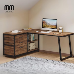 Könnte beinhalten: L-förmiger Holzschreibtisch mit schwarzem Metallrahmen. Der Schreibtisch verfügt über drei Schubladen, offene Regale und einen Computermonitor. Der Schreibtisch ist aus Holz mit dunkler brauner Oberfläche. Der Text "MM BY MILA" befindet sich oben links.
