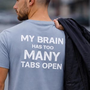 Programmierer T Shirt, mein Gehirn hat zu viele Tabs offen Shirt, Overthinker T-Shirt für Introverts, Komfort Farben 1717 Back Print T-Shirt