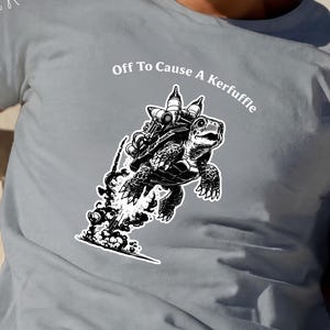 Maglietta con tartaruga, divertente maglietta con tartaruga e razzo che parte per causare un putiferio, maglietta con tartaruga che cavalca un razzo, regalo per amanti delle tartarughe, maglietta con animale spaziale