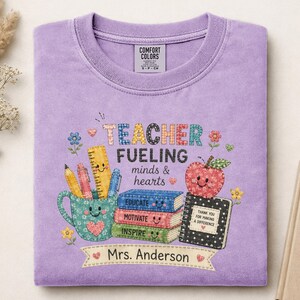 Maglietta personalizzata Comfort Colors® Teacher Life con effetto patchwork, divertente maglietta con grafica a tema materiale scolastico.