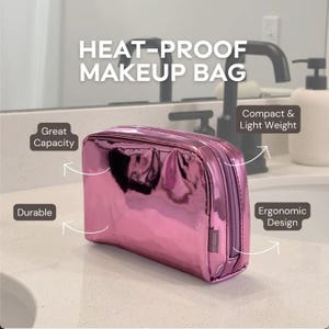 Op de afbeelding: Een glanzende, roze, hittebestendige make-uptas met ritssluiting. De tas is rechthoekig en voorzien van de tekst "HEAT-PROOF MAKEUP BAG". De tas wordt omschreven als duurzaam, met grote capaciteit, compact en lichtgewicht en een ergonomisch ontwerp.