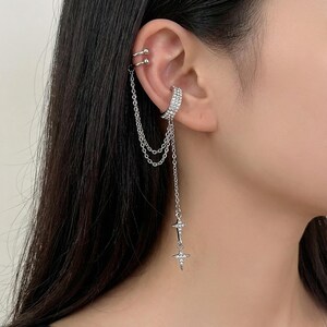 Zilveren oormanchet met ketting – set kristallen studs en gedrapeerde ketting, edgy Celestial Ear Stack