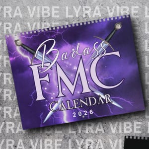 Op de afbeelding: Spiraalgebonden kalender met een paarse omslag. De tekst "Badass FMC CALENDAR 2026" is afgebeeld, samen met gekruiste zwaarden en bliksem. De achtergrond heeft een paarse gradi&euml;nt.