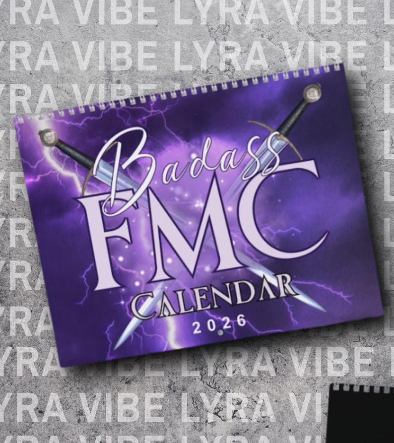 Op de afbeelding: Spiraalgebonden kalender met een paarse omslag. De tekst "Badass FMC CALENDAR 2026" is afgebeeld, samen met gekruiste zwaarden en bliksem. De achtergrond heeft een paarse gradi&euml;nt.