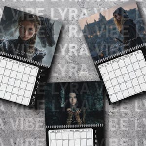 Op de afbeelding: Drie spiraalgebonden kalenders met fantasy art covers. Elke kalender heeft een andere afbeelding van een vrouw, met tekst waaronder "LYRA" en kalendermaanden. De achtergrond is een getextureerd grijs oppervlak met de woorden "A VIBE LYRA VIBE" in een herhalend patroon.