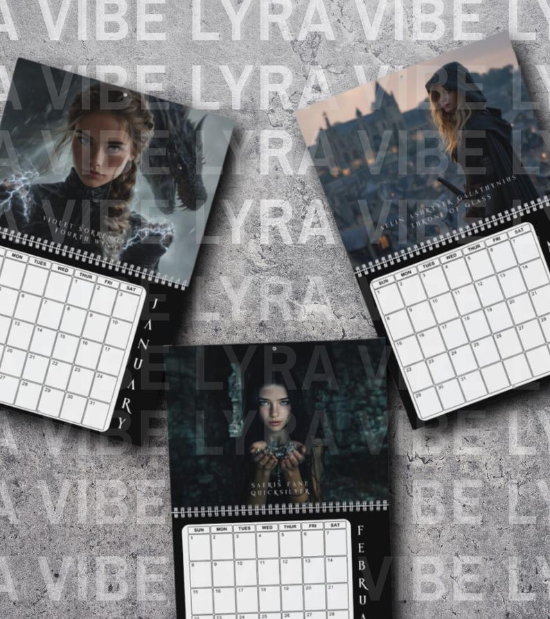 Op de afbeelding: Drie spiraalgebonden kalenders met fantasy art covers. Elke kalender heeft een andere afbeelding van een vrouw, met tekst waaronder "LYRA" en kalendermaanden. De achtergrond is een getextureerd grijs oppervlak met de woorden "A VIBE LYRA VIBE" in een herhalend patroon.
