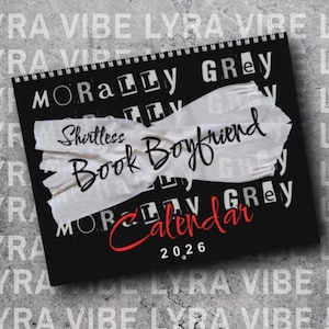 Może przedstawiać: Czarny kalendarz z napisem "Morally Grey" i "Shirtless Book Boyfriend" w kolorze białym. Słowo "Calendar" jest czerwone, a rok "2026" znajduje się na dole. Tło ma powtarzający się wz&oacute;r sł&oacute;w "Lyra Vibe".